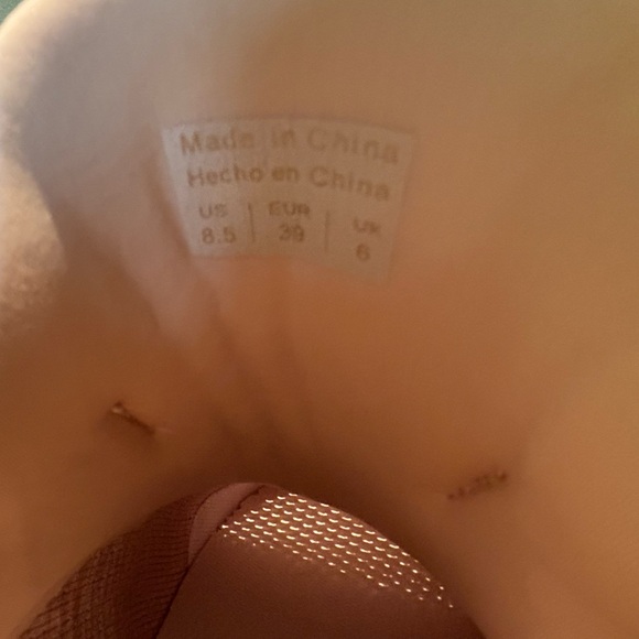 Aldo, US 8.5, salmon, and white mesh, very lightweight running shoes. - Picture 7 of 7